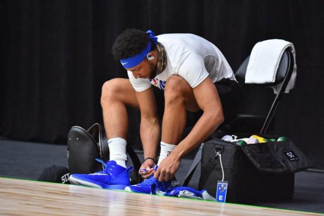 开云品牌平台-西蒙斯消极训练被里弗斯赶走 揭幕战遭队内禁赛